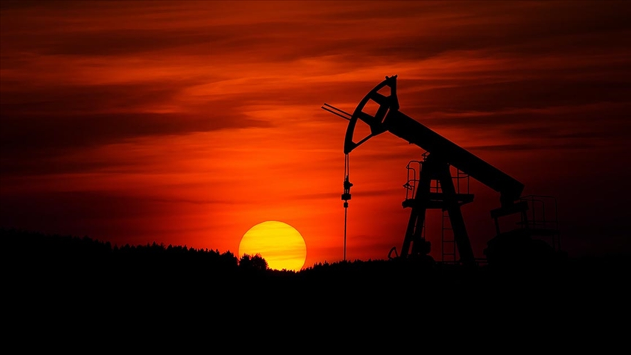 Petrol Fiyatları OPEC+ Öncesi Düştü: Brent ve WTI’da Son Durum