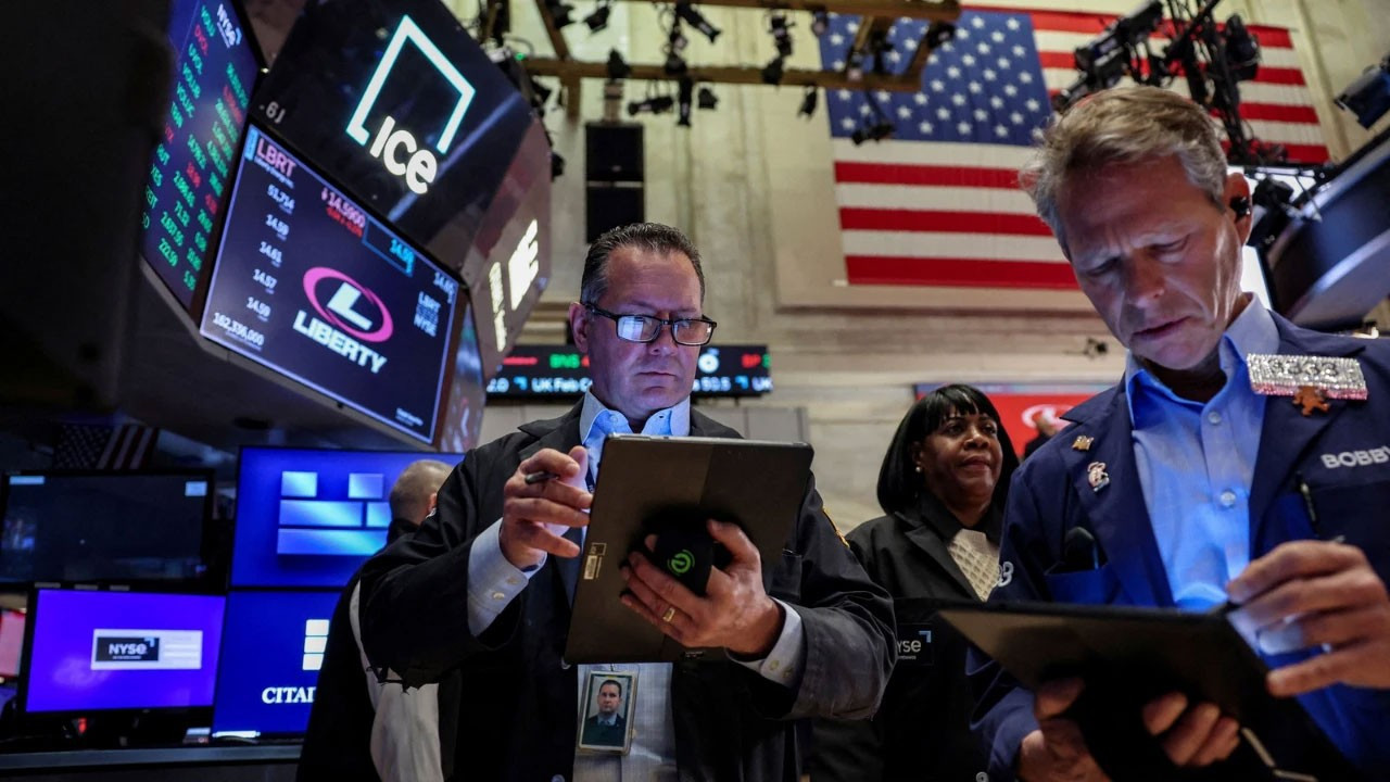 New York Borsası Rekor Kapanışla Karıştı: Dow Jones Yükseldi, Nasdaq Geriledi