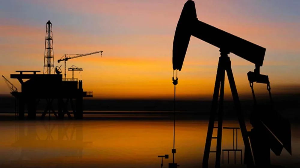Diplomasi Molası Brent ve WTI’yi Düşürdü, Arz Endişeleri Fiyatları Yükseltmeye Hazır