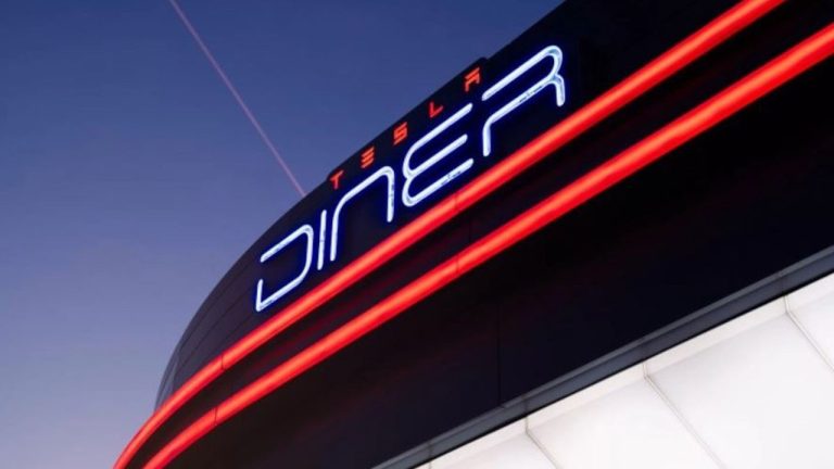 Tesla Diner Hollywood’da Açıldı: Restoran ve Süper Şarj İstasyonu Bir Arada