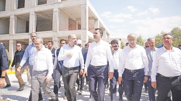 Bakan Kurum’dan Deprem Bölgesi Müteahhitlerine Sert Uyarı: 7/24 Çalışın!