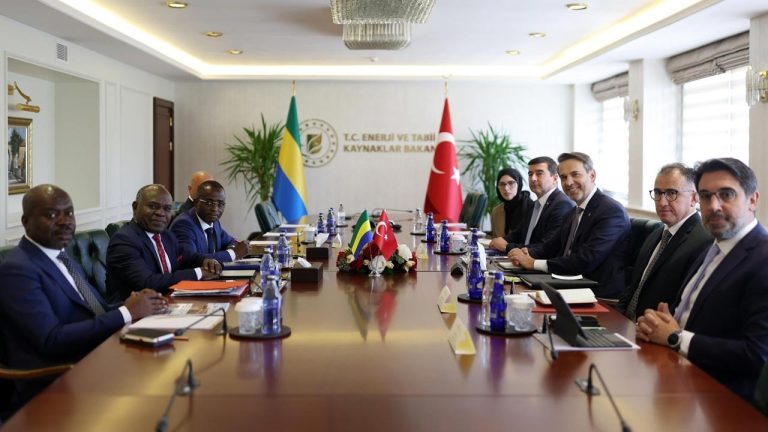 Bakan Bayraktar Gabonlu Bakanlarla Görüştü: Enerji İşbirliği Masada
