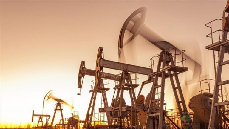 Petrol Fiyatları Denge Arayışında: Yaptırımlar ve Tarifeler Etkisi