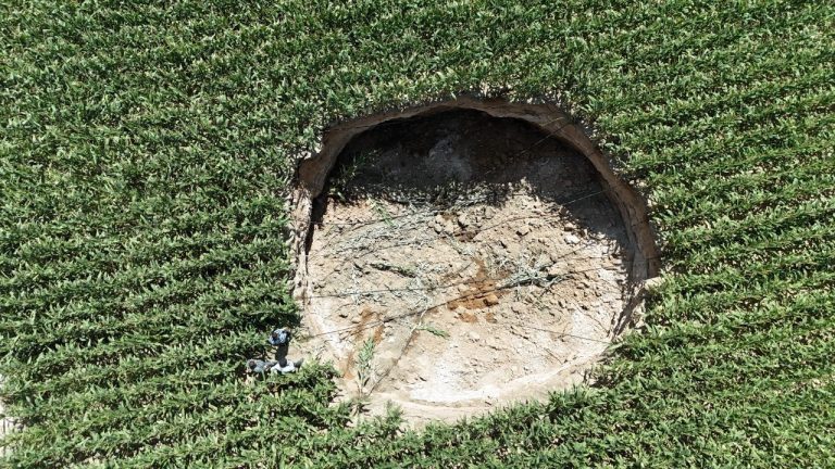 Karaman’da Mısır Tarlasında Dev Obruk Paniği: 15 Metre Çapında Çöküntü