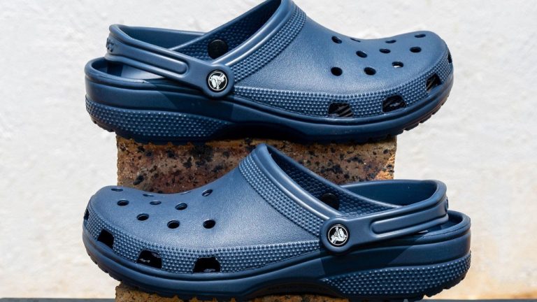 Crocs Hisseleri Düşüşte: Tüketici Harcamalarındaki Kısıtlamalar Etkili Oluyor