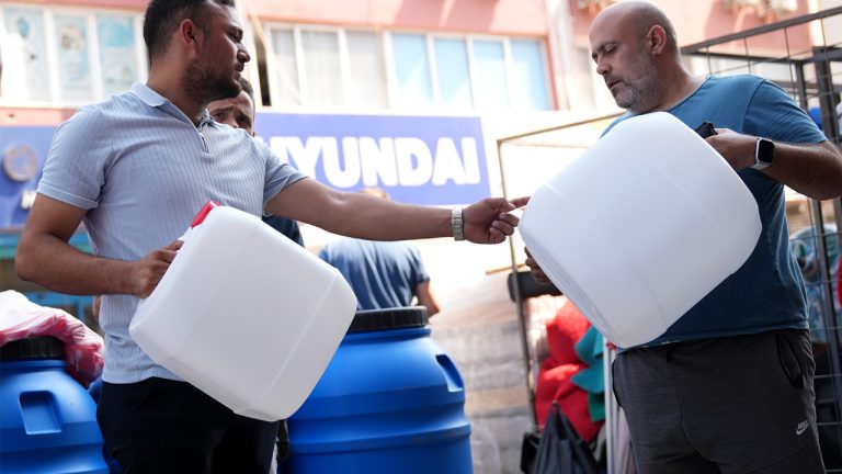 İzmir’de Su Kesintileri Bidon Satışlarını İkiye Katladı! Vatandaş Stok Yapıyor