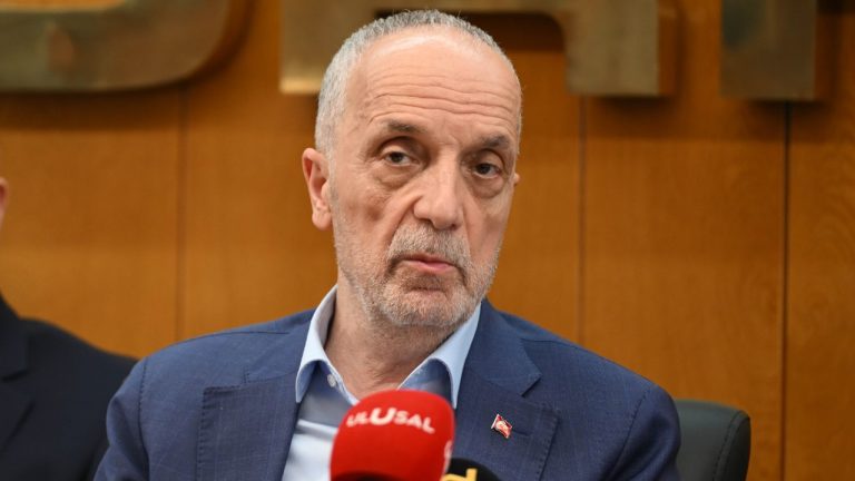 Kamu İşçisi Zam Pazarlığı: Hükümetten Yeni Teklif, TÜRK-İŞ Değerlendirme Sürecinde