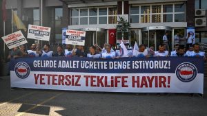 Memurlar Zam Beklentisiyle Eylemde: Sendikalar İş Bırakma Sinyali Verdi