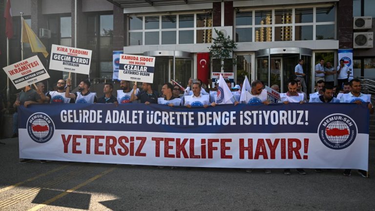 Memurlar Zam Beklentisiyle Eylemde: Sendikalar İş Bırakma Sinyali Verdi