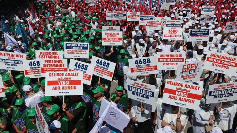 Memur-Sen’den Zam Protestosu: Hükümet Teklifine Bakanlık Önünde Tepki!