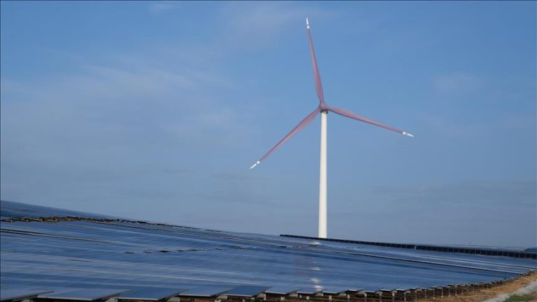 Türkiye’de Yenilenebilir Enerji Devrimi: Güneş ve Rüzgar Rekor Kırdı!