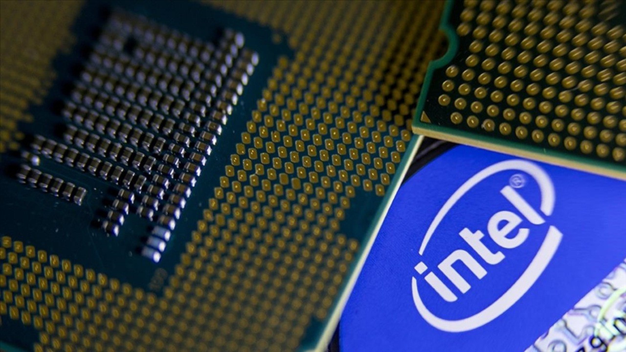 Fitch, Intel’in Kredi Notunu Düşürdü: İşte Detaylar ve Gerekçeler