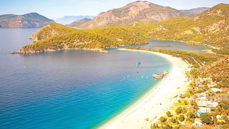 Turizmde Altın Çağ: İlk Yarıda Rekor Gelir, Hedef 64 Milyar Dolar