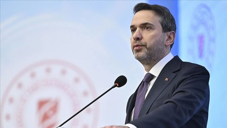 Bakan Bayraktar: Türkiye, Yenilenebilir Enerji Kapasitesini Dört Katına Çıkaracak