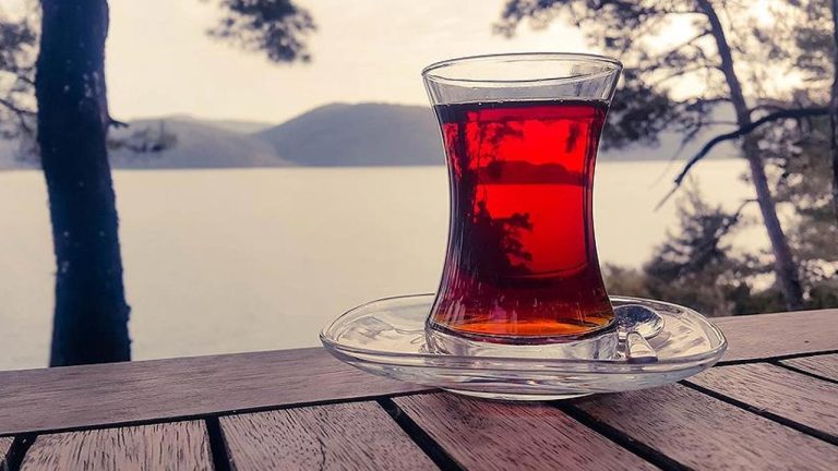 Çay Fiyatları Rekor Kırıyor: Bir Bardak Çay Artık Lüks Mü Oldu?