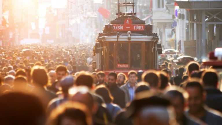Gençlerin Geçim Mücadelesi: Aile Yanında Yaşama Oranı Artıyor, Bütçeler Daralıyor