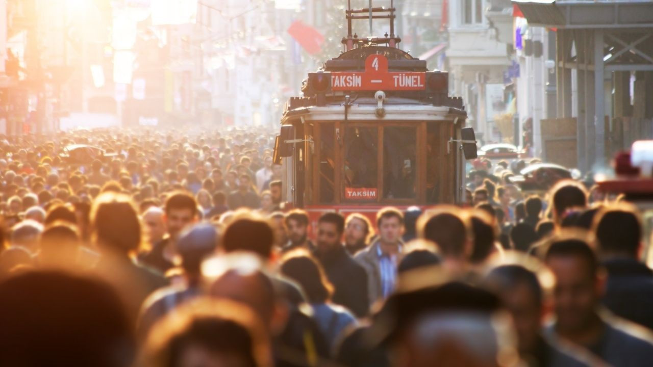 Gençlerin Geçim Mücadelesi: Aile Yanında Yaşama Oranı Artıyor, Bütçeler Daralıyor