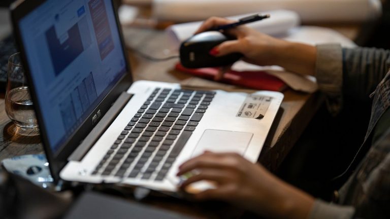 Öğrenci Bütçesi Alarm Veriyor: Bilgisayar ve Tablet Fiyatları Katlandı!