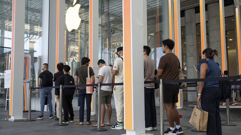 iPhone 17 New York’ta Satışta: Apple Mağazası Önünde Uzun Kuyruklar Oluştu