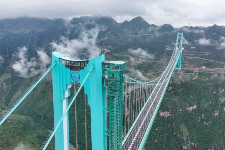 Çin’den Mühendislik Harikası: 625 Metrelik Huajiang Kanyon Köprüsü Açıldı