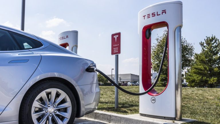 Tesla Supercharger Ücretlerine Zam: KWh Fiyatları Arttı, Rekabet Kızışıyor