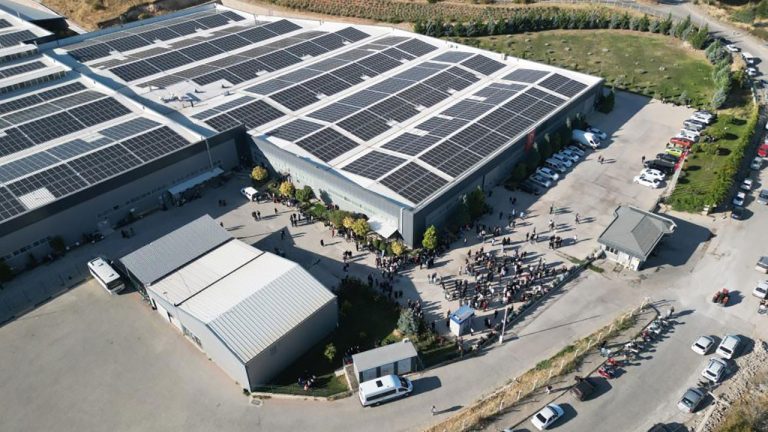 Tokat’ta Tekstil İşçileri Üretimi Durdurdu: Maaşlarını Alamayan İşçilerden Eylem