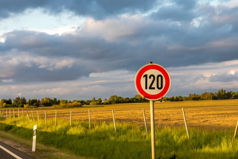 Trafikte Yeni Dönem: %10 Hız Toleransı Kalkıyor, Cezalar Artıyor!