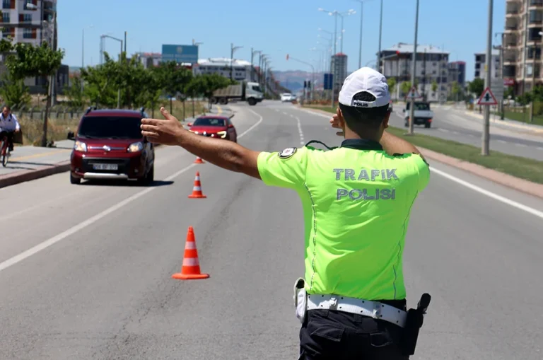 Yeni Trafik Cezaları: Ehliyetsize 40 Bin TL, Sahte Plakaya 140 Bin TL!