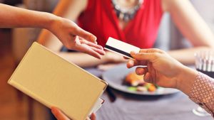 Kafe ve Restoranlarda Yeni Dönem: “Masa Kullanım Ücreti” Uygulaması Tepki Çekiyor