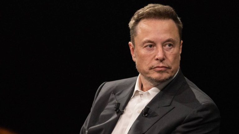 Tesla Hissedarları Elon Musk’ın 1 Trilyon Dolarlık Maaş Paketine Karşı Çıkıyor