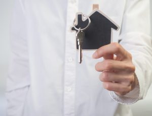 “Emekliye Kiralık Değildir” İlanına Bakanlıktan Ceza: Ayrımcılığa Geçit Yok!