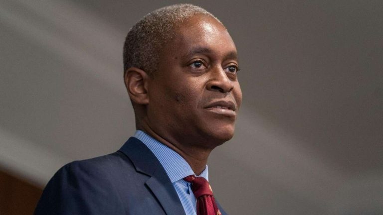 Fed Yetkilisi Bostic’ten Enflasyon Uyarısı: Faiz Oranları Ne Zaman Düşecek?