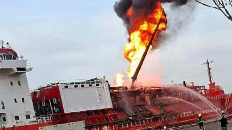 Rusya’dan Türk Gemisine Saldırı: 4 Bin Ton LPG Alev Aldı, Tahliye Başladı