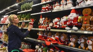 Yılbaşı Alışverişi Hızlandı: Süsleme Maliyetleri Cep Yakıyor!