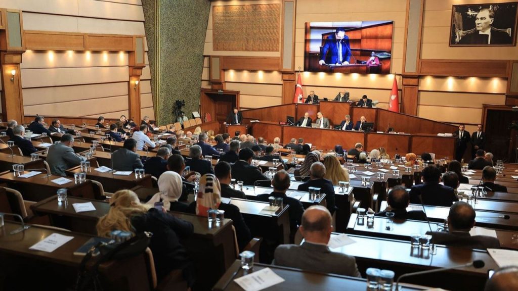 İBB Zamları: AK Parti’den Sert Tepki, İstanbullulara Külfet Artıyor