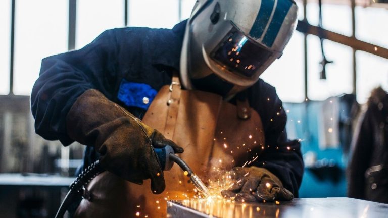 New York Fed İmalat Endeksi Aralıkta Beklentileri Aştı, Daralma Sinyali Verdi