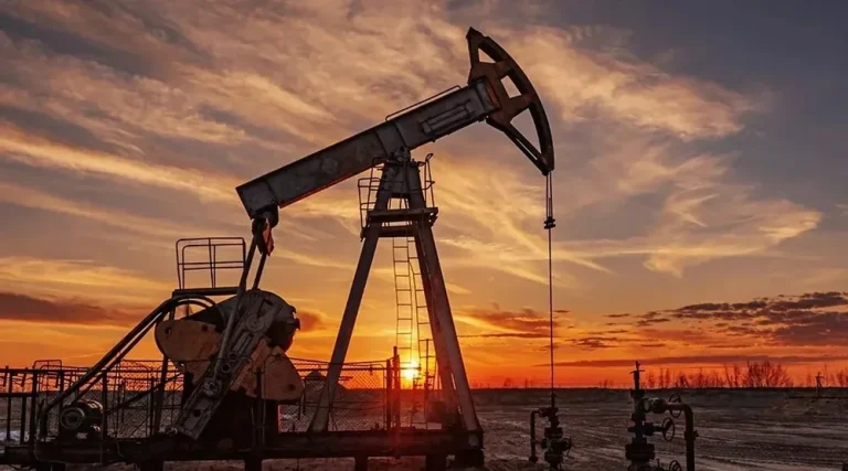 Petrol Fiyatlarında Sert Düşüş: Enerji Piyasasında Yön Değişimi