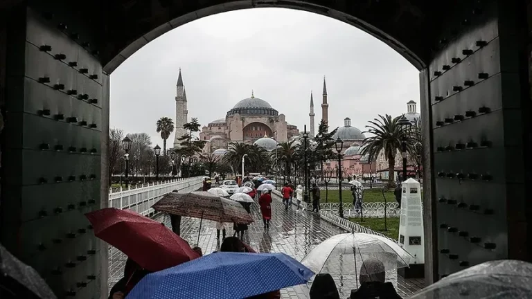 Türkiye’de Yabancı Ziyaretçi Sayısında Düşüş: Antalya ve İstanbul Zirvede