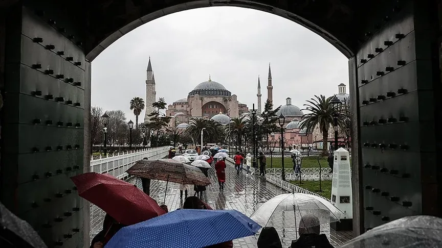 Türkiye’de Yabancı Ziyaretçi Sayısında Düşüş: Antalya ve İstanbul Zirvede