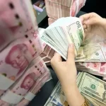 Çin’in Küresel Finans Sistemine Yeni Hamlesi: Doların Hegemonyası Sarsılıyor mu?

İÇERIK:
<p>Çin, küresel finans sisteminde **doların hakimiyetini azaltmaya** yönelik uzun vadeli stratejisinde yeni bir aşamaya geçti. Şanghay’da açıklanan düzenlemelerle birlikte **yuanın uluslararası kullanımının artırılması** hedeflenirken, Pekin yönetimi alternatif bir finansal mimari oluşturma yönündeki adımlarını hızlandırdı. Bu gelişme, küresel para sisteminde **güç dengelerinin yeniden şekillenebileceğine** dair beklentileri artırdı.</p>
<p><h2>Çin’in Stratejisi</h2> Siyasiler, merkez bankacıları, yatırımcılar ve finans dünyasının önde gelen isimleri Çin’in en önemli finans etkinliklerinden biri olan Lujiazui Forumu için Şanghay’da buluşuyor. Bu yılki forumda Çin yönetimi, **denizaşırı yuan kullanımını artıracak**, **sınır ötesi ticarette yerel para birimini teşvik edecek** ve Şanghay’ın **küresel finans merkezi** rolünü güçlendirecek yeni adımlar açıkladı.</p>
<p>Ayrıca **yabancı merkez bankaları** ve **devlet yatırım fonları** için **yeni likidite imkanları** sunulması ve **finans sektörünün belirli alanlarının uluslararası yatırımcılara** daha fazla açılması planlanıyor. Çin yıllardır **yuanın uluslararası kullanımını artırmaya** çalışırken asıl hedefin **doların yerine geçecek yeni bir rezerv para yaratmak** değil, **küresel finans sistemindeki dolar bağımlılığını azaltacak alternatif kanallar** ve finansal altyapılar oluşturmak olduğu belirtiliyor.</p>
<p><h3>Dolar Bağımlılığı</h3> ABD 80 yıldır **doların küresel finans sistemindeki merkezi konumundan** önemli avantajlar elde ederken, **yaptırımlar**, **uluslararası ödeme sistemlerine erişim sınırlamaları** ve **küresel sermaye akışının kontrolü** gibi hamlelerle ülkeleri kıskaca alıyor. Çin ise bu gücün tek merkezde toplanmasının yarattığı stratejik riskleri uzun süredir yakından takip ederken **20 yıldır sürdürdüğü yuanın uluslararasılaşması stratejisini** yeni bir aşamaya taşıdı.</p>
<p>**Doların hakimiyetini kısa vadede sona erdiremeyeceğinin** farkında olan Pekin, uzun vadede ülkelerin ve yatırımcıların sadece **dolar merkezli bir sisteme** bağımlı kalmayacağı **alternatif bir finansal mimari** inşa ediyor. **2008 küresel finans krizinin** ardından yerel para birimiyle **ticaret**, **swap anlaşmaları** ve **alternatif ödeme sistemleri** gibi uygulamaları devreye alan Çin, **Beş Yıllık Kalkınma Planı**’nda da **finans sektörünü** stratejik öncelik arasında belirledi.</p>
<p>Pekin yönetimi, Çin’i **küresel bir finans merkezi** haline getirmeyi, **denizaşırı yuan piyasalarını büyütmeyi** ve **sınır ötesi ödeme altyapısını** geliştirmeyi hedefliyor. Bu **gelişmeler**, **küresel finans sisteminin geleceğine** dair önemli **projeksiyonları** ve **beklentileri** içeriyor.</p>