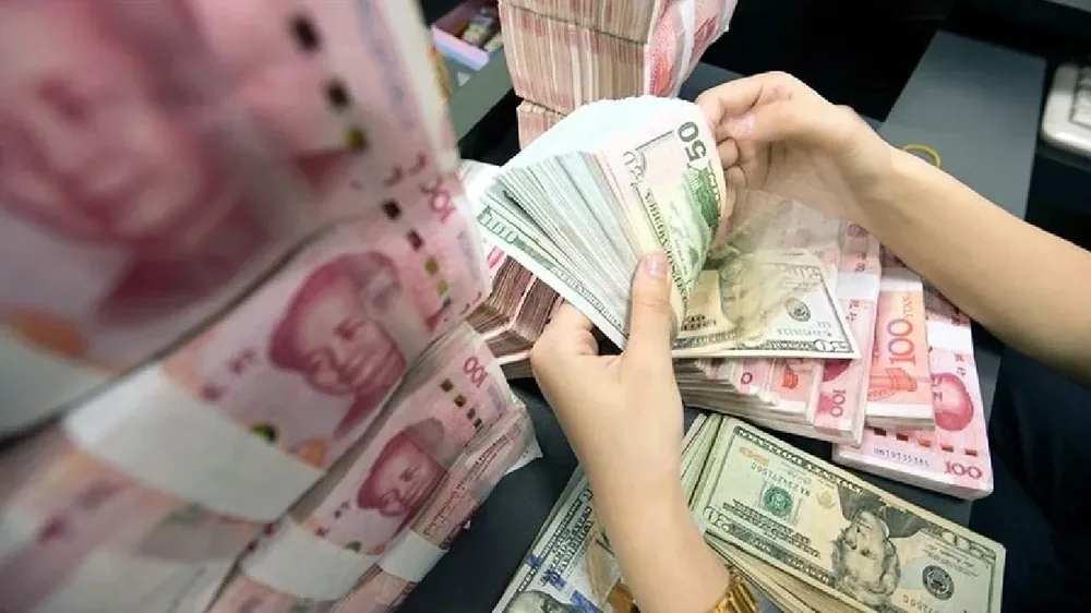Çin’in Küresel Finans Sistemine Yeni Hamlesi: Doların Hegemonyası Sarsılıyor mu?

İÇERIK:
<p>Çin, küresel finans sisteminde **doların hakimiyetini azaltmaya** yönelik uzun vadeli stratejisinde yeni bir aşamaya geçti. Şanghay’da açıklanan düzenlemelerle birlikte **yuanın uluslararası kullanımının artırılması** hedeflenirken, Pekin yönetimi alternatif bir finansal mimari oluşturma yönündeki adımlarını hızlandırdı. Bu gelişme, küresel para sisteminde **güç dengelerinin yeniden şekillenebileceğine** dair beklentileri artırdı.</p>
<p><h2>Çin’in Stratejisi</h2> Siyasiler, merkez bankacıları, yatırımcılar ve finans dünyasının önde gelen isimleri Çin’in en önemli finans etkinliklerinden biri olan Lujiazui Forumu için Şanghay’da buluşuyor. Bu yılki forumda Çin yönetimi, **denizaşırı yuan kullanımını artıracak**, **sınır ötesi ticarette yerel para birimini teşvik edecek** ve Şanghay’ın **küresel finans merkezi** rolünü güçlendirecek yeni adımlar açıkladı.</p>
<p>Ayrıca **yabancı merkez bankaları** ve **devlet yatırım fonları** için **yeni likidite imkanları** sunulması ve **finans sektörünün belirli alanlarının uluslararası yatırımcılara** daha fazla açılması planlanıyor. Çin yıllardır **yuanın uluslararası kullanımını artırmaya** çalışırken asıl hedefin **doların yerine geçecek yeni bir rezerv para yaratmak** değil, **küresel finans sistemindeki dolar bağımlılığını azaltacak alternatif kanallar** ve finansal altyapılar oluşturmak olduğu belirtiliyor.</p>
<p><h3>Dolar Bağımlılığı</h3> ABD 80 yıldır **doların küresel finans sistemindeki merkezi konumundan** önemli avantajlar elde ederken, **yaptırımlar**, **uluslararası ödeme sistemlerine erişim sınırlamaları** ve **küresel sermaye akışının kontrolü** gibi hamlelerle ülkeleri kıskaca alıyor. Çin ise bu gücün tek merkezde toplanmasının yarattığı stratejik riskleri uzun süredir yakından takip ederken **20 yıldır sürdürdüğü yuanın uluslararasılaşması stratejisini** yeni bir aşamaya taşıdı.</p>
<p>**Doların hakimiyetini kısa vadede sona erdiremeyeceğinin** farkında olan Pekin, uzun vadede ülkelerin ve yatırımcıların sadece **dolar merkezli bir sisteme** bağımlı kalmayacağı **alternatif bir finansal mimari** inşa ediyor. **2008 küresel finans krizinin** ardından yerel para birimiyle **ticaret**, **swap anlaşmaları** ve **alternatif ödeme sistemleri** gibi uygulamaları devreye alan Çin, **Beş Yıllık Kalkınma Planı**’nda da **finans sektörünü** stratejik öncelik arasında belirledi.</p>
<p>Pekin yönetimi, Çin’i **küresel bir finans merkezi** haline getirmeyi, **denizaşırı yuan piyasalarını büyütmeyi** ve **sınır ötesi ödeme altyapısını** geliştirmeyi hedefliyor. Bu **gelişmeler**, **küresel finans sisteminin geleceğine** dair önemli **projeksiyonları** ve **beklentileri** içeriyor.</p>