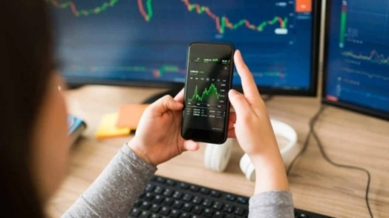 Finfluencerların Popülaritesinin Arkasındaki Gerçek: Finansal Bilgi Düzeyinden Çok Popülizm
