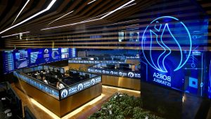 Yabancı Yatırımcıların Menkul Kıymetlerdeki Satışları Arttı

Yabancı yatırımcıların menkul kıymetlerdeki satışları son dönemde dikkat çekici bir şekilde arttı. Türkiye Cumhuriyet Merkez Bankası (TCMB) tarafından yayımlanan Haftalık Menkul Kıymet İstatistikleri, yurt dışında yerleşik yatırımcıların 26 Mayıs haftasında hisse ve tahvil piyasalarında satış tarafında kaldıklarını gösterdi. Bu gelişme, yabancı yatırımcıların Türkiye’ye olan ilgilerinin azalabileceği endişelerini beraberinde getiriyor.

Yabancı Yatırımcıların Hisse ve Tahvil Satışları

Verilere göre, yabancı yatırımcılar söz konusu haftada 91,1 milyon dolarlık hisse senedi satışı gerçekleştirdi. Aynı dönemde, Devlet İç Borçlanma Senetleri (DİBS)nde 134,5 milyon dolarlık, Özel Sektör Tahvilleri (ÖST)nde ise 0,5 milyon dolarlık net satış kaydedildi. Bu rakamlar, yabancı yatırımcıların hisse ve tahvil piyasalarındaki satışlarını belirgin bir şekilde gösteriyor.

Yurt dışında yerleşik kişilerin hisse senedi stoku, 22 Mayıs haftasındaki 41 milyar 532,6 milyon dolar seviyesinden 26 Mayıs haftasında 41 milyar 590,5 milyon dolara çıktı. Buna karşılık, DİBS stoku aynı dönemde 14 milyar 515,6 milyon dolardan 14 milyar 421,9 milyon dolara geriledi. ÖST stoku ise 1 milyar 545,8 milyon dolardan 1 milyar 542,2 milyon dolara indi. Bu değişiklikler, yabancı yatırımcıların piyasalardaki hareketlerini ve yatırım tercihlerini yansıtıyor.

Ekonomik Etkileri ve Sektörel Bağlam

Yabancı yatırımcıların menkul kıymetlerdeki satışları, Türk ekonomisi ve finansal piyasalar üzerine önemli ekonomik etkileri olabilir. Hisse ve tahvil satışları, finansal piyasalardaki dengeleri değiştirebilir ve faiz oranlarını etkileyebilir. Ayrıca, bu satışlar türk lirasının değerini etkileyerek, ihracat ve ithalat độngünlerini değiştirebilir.

Yabancı yatırımcıların hisse ve tahvil satışları, Türk finansal piyasalarının sağlamlığını ve istikrarını gösterebilir. Ancak, bu satışların uzun vadeli etkilerini değerlendirmek için daha fazla veriye ihtiyaç vardır. Türk ekonomisinin ve finansal piyasalarının gelecekte nasıl(shape) gelişeceği, yabancı yatırımcıların yatırım tercihleri ve piyasal conditions tarafından belirlenecektir.

Sonuç olarak, yabancı yatırımcıların menkul kıymetlerdeki satışları, Türk ekonomisi ve finansal piyasalar için önemli işaretler olabilir. Bu gelişmeleri yakından takip etmek ve verileri analiz etmek, gelecekteki yatırım kararlarını şekillendirmede önemli role spielen olabilir.