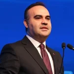 Türkiye’nin Startup Ekosistemi için Küresel Hedefler

<p>Sanayi ve Teknoloji Bakanı Mehmet Fatih Kacır, Türkiye’yi dünyanın en iyi 10 startup ekosisteminden biri haline getirmeyi hedeflediklerini açıkladı. Bu hedef, Sanayi ve Teknoloji Bakanlığı tarafından girişimciliğe verilen **önem** ve **desteğin** bir göstergesi olarak değerlendirilebilir. Kacır, girişimciliği Türkiye’nin yeni nesil başarı hikayelerinin ana motorlarından biri olarak gördüklerini ve **girişimcilere sunulan sermaye hattını genişlettiklerini** belirtti.</p>

<h2>Türkiye Startup Ekosisteminde Küresel Hedefler</h2>

<p>Türkiye, Fransa’nın başkenti Paris’te düzenlenen VivaTech 2026 Fuarı’na **135 metrekarelik Türkiye Pavilyonu** ve **26 teknoloji girişimiyle** katılıyor. Bakan Mehmet Fatih Kacır ve Cumhurbaşkanlığı Yatırım ve Finans Ofisi Başkanı Ahmet Burak Dağlıoğlu, fuar kapsamındaki Türkiye Pavilyonu’nu ziyaret ederek, Türk girişimcilerle bir araya geldiler. Kacır, “Girişimciliğin kapılarını toplumun her kesiminden yeteneklere açarak, Türkiye’yi teknoloji girişimciliğinde Avrupa’nin yükselen yıldızı haline getirdik.” ifadesini kullandı.</p>

<p>Türkiye’den **100 bin girişimin** çıkması ve “Turcorn”ların toplam değerinin **100 milyar dolara** çıkarılması hedefleniyor. Ayrıca, **yapay zeka ve teknoloji yatırımları**, öncelikli alan olarak değerlendiriliyor. “Türkiye’yi dünyanın en iyi 10 startup ekosisteminden biri haline getirmek ve İstanbul’u teknoloji yatırımları ve girişimcilik için en iyi 20 küresel merkez arasında konumlandırmak için çalışıyoruz” ifadesini kullanan Kacır, **unicorn çıkma potansiyeline sahip Türk startupları** desteklemek için “Turcorn 100 Programı”nı başlattıklarını belirtti.</p>

<h3>Savunma Sanayisi ve İHA Teknolojileri</h3>

<p>Türkiye’nin yapay zeka devrimini insanlığın yararına yönlendirmeye kararlı olduğu değerlendirmesinde bulunan Kacır, Cumhurbaşkanı Recep Tayip Erdoğan tarafından açıklanan **Yapay Zeka Eylem Planı**’nın bu vizyonu somut programlara, ölçülebilir hedeflere ve Türkiye’nin ekonomisi ile Türk toplumu için pratik araçlara dönüştürmeyi amaçladığının altını çizdi. “Savunma sanayimiz bu dönüşümün en açık örneklerinden biri olarak durmaktadır” diyen Kacır, **İHA teknolojilerinin** modern savaş alanında kritik bir dönüşüm yarattığını ve Türkiye’nin bu alanda güçlü bir konum elde ettiğini vurguladı.</p>

<p>Diğer yandan, **veri merkezi** ve **dijital altyapı yatırımları** hızlanıyor. Kacır, 2030’a kadar Türkiye’nin **veri merkezi kapasitesini 1 gigavata** çıkarmayı ve yapay zeka, bulut teknolojileri ve dijital altyapı alanlarında özel sektör öncülüğünde en az **10 milyar dolar yatırımı** seferber etmeyi hedeflediklerini belirtti.</p>

<h2>Fransa ile Ekonomik İlişkiler ve Startup Ekosistemi</h2>

<p>Ahmet Burak Dağlıoğlu, son 20 yılda Türkiye ve Fransa arasındaki ekonomik ilişkilerin güçlü şekilde ilerlediğini ve ticaret hacminin yaklaşık **24 milyar dolar** olduğunu aktardı. Türkiye’de faaliyet gösteren yaklaşık **1800 Fransız şirketi** bulunduğunu da ifade etti. Dağlıoğlu, Türkiye’nin startup ekosisteminin **bölgesel bir girişim merkezi** haline geldiğini, özellikle yapay zeka, fintech ve derin teknoloji alanlarında önemli bir büyüme yaşandığını belirtti.</p>

<p>Sonuç olarak, Türkiye’nin startup ekosistemi için küresel hedefler, **girişimciliği** ve **yapay zeka** yatırımlarını ön plana çıkaran bir strateji olarak değerlendirilebilir. Türkiye, **dünyanın en iyi 10 startup ekosisteminden biri** haline gelmeyi hedefliyor ve bu hedefe ulaşmak için **Turcorn 100 Programı** gibi girişimler thựceğiştiriyor.</p>
