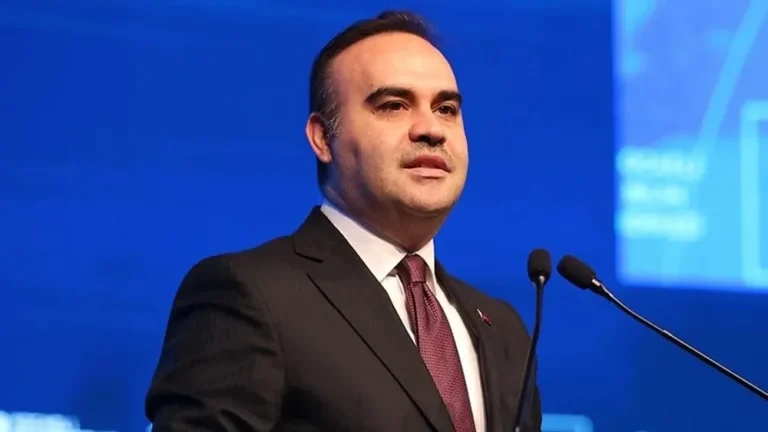Türkiye’nin Startup Ekosistemi için Küresel Hedefler

<p>Sanayi ve Teknoloji Bakanı Mehmet Fatih Kacır, Türkiye’yi dünyanın en iyi 10 startup ekosisteminden biri haline getirmeyi hedeflediklerini açıkladı. Bu hedef, Sanayi ve Teknoloji Bakanlığı tarafından girişimciliğe verilen **önem** ve **desteğin** bir göstergesi olarak değerlendirilebilir. Kacır, girişimciliği Türkiye’nin yeni nesil başarı hikayelerinin ana motorlarından biri olarak gördüklerini ve **girişimcilere sunulan sermaye hattını genişlettiklerini** belirtti.</p>

<h2>Türkiye Startup Ekosisteminde Küresel Hedefler</h2>

<p>Türkiye, Fransa’nın başkenti Paris’te düzenlenen VivaTech 2026 Fuarı’na **135 metrekarelik Türkiye Pavilyonu** ve **26 teknoloji girişimiyle** katılıyor. Bakan Mehmet Fatih Kacır ve Cumhurbaşkanlığı Yatırım ve Finans Ofisi Başkanı Ahmet Burak Dağlıoğlu, fuar kapsamındaki Türkiye Pavilyonu’nu ziyaret ederek, Türk girişimcilerle bir araya geldiler. Kacır, “Girişimciliğin kapılarını toplumun her kesiminden yeteneklere açarak, Türkiye’yi teknoloji girişimciliğinde Avrupa’nin yükselen yıldızı haline getirdik.” ifadesini kullandı.</p>

<p>Türkiye’den **100 bin girişimin** çıkması ve “Turcorn”ların toplam değerinin **100 milyar dolara** çıkarılması hedefleniyor. Ayrıca, **yapay zeka ve teknoloji yatırımları**, öncelikli alan olarak değerlendiriliyor. “Türkiye’yi dünyanın en iyi 10 startup ekosisteminden biri haline getirmek ve İstanbul’u teknoloji yatırımları ve girişimcilik için en iyi 20 küresel merkez arasında konumlandırmak için çalışıyoruz” ifadesini kullanan Kacır, **unicorn çıkma potansiyeline sahip Türk startupları** desteklemek için “Turcorn 100 Programı”nı başlattıklarını belirtti.</p>

<h3>Savunma Sanayisi ve İHA Teknolojileri</h3>

<p>Türkiye’nin yapay zeka devrimini insanlığın yararına yönlendirmeye kararlı olduğu değerlendirmesinde bulunan Kacır, Cumhurbaşkanı Recep Tayip Erdoğan tarafından açıklanan **Yapay Zeka Eylem Planı**’nın bu vizyonu somut programlara, ölçülebilir hedeflere ve Türkiye’nin ekonomisi ile Türk toplumu için pratik araçlara dönüştürmeyi amaçladığının altını çizdi. “Savunma sanayimiz bu dönüşümün en açık örneklerinden biri olarak durmaktadır” diyen Kacır, **İHA teknolojilerinin** modern savaş alanında kritik bir dönüşüm yarattığını ve Türkiye’nin bu alanda güçlü bir konum elde ettiğini vurguladı.</p>

<p>Diğer yandan, **veri merkezi** ve **dijital altyapı yatırımları** hızlanıyor. Kacır, 2030’a kadar Türkiye’nin **veri merkezi kapasitesini 1 gigavata** çıkarmayı ve yapay zeka, bulut teknolojileri ve dijital altyapı alanlarında özel sektör öncülüğünde en az **10 milyar dolar yatırımı** seferber etmeyi hedeflediklerini belirtti.</p>

<h2>Fransa ile Ekonomik İlişkiler ve Startup Ekosistemi</h2>

<p>Ahmet Burak Dağlıoğlu, son 20 yılda Türkiye ve Fransa arasındaki ekonomik ilişkilerin güçlü şekilde ilerlediğini ve ticaret hacminin yaklaşık **24 milyar dolar** olduğunu aktardı. Türkiye’de faaliyet gösteren yaklaşık **1800 Fransız şirketi** bulunduğunu da ifade etti. Dağlıoğlu, Türkiye’nin startup ekosisteminin **bölgesel bir girişim merkezi** haline geldiğini, özellikle yapay zeka, fintech ve derin teknoloji alanlarında önemli bir büyüme yaşandığını belirtti.</p>

<p>Sonuç olarak, Türkiye’nin startup ekosistemi için küresel hedefler, **girişimciliği** ve **yapay zeka** yatırımlarını ön plana çıkaran bir strateji olarak değerlendirilebilir. Türkiye, **dünyanın en iyi 10 startup ekosisteminden biri** haline gelmeyi hedefliyor ve bu hedefe ulaşmak için **Turcorn 100 Programı** gibi girişimler thựceğiştiriyor.</p>