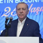 Cumhurbaşkanı Erdoğan: 25 Yıllık İktidar Döneminde Başarı Hikayesi Yazdık

<p>Cumhurbaşkanı Recep Tayyip Erdoğan, partisinin 25 yıllık iktidar dönemine ilişkin değerlendirmelerde bulunarak, Türkiye siyasetinde yeni bir sayfa açtıklarını söyledi. Erdoğan, “Cumhuriyet tarihinde başka hiçbir hükümete nasip olmayan büyük bir başarı hikayesine imza attık” ifadelerini kullanarak, iktidar döneminde hayata geçirilen projeler ve reformlara dikkat çekti. Bu sözlerle, Erdoğan, partisinin ülke siyasetine getirdiği yenilikçi anlayışın ve réussi projelerin altını çizdi.</p>

<h2>AK Parti’nin Siyasi Anlayışı</h2>
<p>Cumhurbaşkanı Erdoğan, AK Parti’nin kuruluşundan bu yana izlediği siyasi anlayışa değinen konuşmasında, partisinin Türkiye siyasetinde yeni bir dönem başlattığını belirtti. “AK Parti ile Türkiye siyasetinde yeni bir sayfa açtık. Özgün bir bakış açısı kazandırdık. Siyasete yeni bir soluk getirdik” diyen Erdoğan, partisinin farklı görüşlere karşı kapıları kapatmadığını, “çıkar birliği” değil “kader birliği” anlayışıyla hareket ettiklerini ifade etti.</p>

<h2>İstişare ve Değerlendirme</h2>
<p>Erdoğan, parti içi istişare mekanizmalarının önemine vurgu yaptı. “İstişareyi siyasetimizin merkezine yerleştirdik” diyen Cumhurbaşkanı, istişare ve değerlendirme toplantılarının AK Parti’nin kurumsal yapısının temel unsurlarından biri haline geldiğini belirtti. İki gün süren kamp boyunca sahadan gelen geri bildirimlerin değerlendirildiğini ve kapsamlı fikir alışverişleri yapıldığını söyleyen Erdoğan, gerekli talimatların verildiğini ifade etti.</p>

<h2>25 Yıllık İktidar Dönemi</h2>
<p>Cumhurbaşkanı Erdoğan, AK Parti’nin çeyrek asırlık iktidar dönemine ilişkin değerlendirmelerde bulundu. “AK Parti olarak hep birlikte Cumhuriyet tarihinde başka hiçbir hükümete nasip olmayan büyük bir başarı hikayesine imza attık” dedi. Dış politikada Türkiye’nin uluslararası etkinliğinin arttığını belirten Erdoğan, “25 yıl önce milletin umudu olarak yola çıkmıştık. Bugün sınırlarımız dışında yaşayan milyonlarca insanın da umut kaynağı haline geldik” ifadelerini kullandı. Bu sözlerle, Erdoğan, partisinin ülke içinde ve dışında elde ettiği **büyük başarılara** dikkat çekti.</p>

<p>Erdoğan’ın konuşması, partisinin 25 yıllık iktidar döneminin **siyasi** ve **ekonomik** açıdan **çeyrek asırlık başarı hikayesi** olduğunu gösterdi. AK Parti, **istikrar** ve **güven** sağlayan bir siyasi anlayışla, country’nin **kalkınma** ve **büyüme** sürecine önemli katkılar sağladı. Bu bağlamda, Türkiye’nin **uluslararası alandaki etkinliği** arttı ve **umut kaynağı** haline geldi.</p>