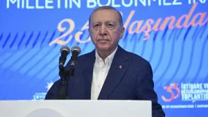 Cumhurbaşkanı Erdoğan: 25 Yıllık İktidar Döneminde Başarı Hikayesi Yazdık

Cumhurbaşkanı Recep Tayyip Erdoğan, partisinin 25 yıllık iktidar dönemine ilişkin değerlendirmelerde bulunarak, Türkiye siyasetinde yeni bir sayfa açtıklarını söyledi. Erdoğan, “Cumhuriyet tarihinde başka hiçbir hükümete nasip olmayan büyük bir başarı hikayesine imza attık” ifadelerini kullanarak, iktidar döneminde hayata geçirilen projeler ve reformlara dikkat çekti. Bu sözlerle, Erdoğan, partisinin ülke siyasetine getirdiği yenilikçi anlayışın ve réussi projelerin altını çizdi.

AK Parti’nin Siyasi Anlayışı
Cumhurbaşkanı Erdoğan, AK Parti’nin kuruluşundan bu yana izlediği siyasi anlayışa değinen konuşmasında, partisinin Türkiye siyasetinde yeni bir dönem başlattığını belirtti. “AK Parti ile Türkiye siyasetinde yeni bir sayfa açtık. Özgün bir bakış açısı kazandırdık. Siyasete yeni bir soluk getirdik” diyen Erdoğan, partisinin farklı görüşlere karşı kapıları kapatmadığını, “çıkar birliği” değil “kader birliği” anlayışıyla hareket ettiklerini ifade etti.

İstişare ve Değerlendirme
Erdoğan, parti içi istişare mekanizmalarının önemine vurgu yaptı. “İstişareyi siyasetimizin merkezine yerleştirdik” diyen Cumhurbaşkanı, istişare ve değerlendirme toplantılarının AK Parti’nin kurumsal yapısının temel unsurlarından biri haline geldiğini belirtti. İki gün süren kamp boyunca sahadan gelen geri bildirimlerin değerlendirildiğini ve kapsamlı fikir alışverişleri yapıldığını söyleyen Erdoğan, gerekli talimatların verildiğini ifade etti.

25 Yıllık İktidar Dönemi
Cumhurbaşkanı Erdoğan, AK Parti’nin çeyrek asırlık iktidar dönemine ilişkin değerlendirmelerde bulundu. “AK Parti olarak hep birlikte Cumhuriyet tarihinde başka hiçbir hükümete nasip olmayan büyük bir başarı hikayesine imza attık” dedi. Dış politikada Türkiye’nin uluslararası etkinliğinin arttığını belirten Erdoğan, “25 yıl önce milletin umudu olarak yola çıkmıştık. Bugün sınırlarımız dışında yaşayan milyonlarca insanın da umut kaynağı haline geldik” ifadelerini kullandı. Bu sözlerle, Erdoğan, partisinin ülke içinde ve dışında elde ettiği **büyük başarılara** dikkat çekti.

Erdoğan’ın konuşması, partisinin 25 yıllık iktidar döneminin **siyasi** ve **ekonomik** açıdan **çeyrek asırlık başarı hikayesi** olduğunu gösterdi. AK Parti, **istikrar** ve **güven** sağlayan bir siyasi anlayışla, country’nin **kalkınma** ve **büyüme** sürecine önemli katkılar sağladı. Bu bağlamda, Türkiye’nin **uluslararası alandaki etkinliği** arttı ve **umut kaynağı** haline geldi.