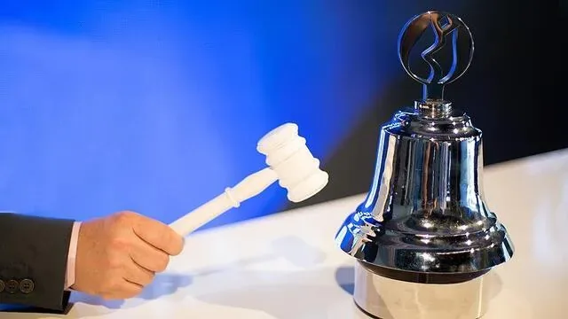 Orzax Halka Arz Sonuçları Ne Zaman Açıklanacak, Kaç Lot Verecek?

<p>Orzaks İlaç ve Kimya Sanayi AŞ’nin halka arz süreci sona erdi ve yatırımcılar sonuçların açıklanacağı tarihi merakla bekliyor. 29 Haziran’da başlayan ve 1 Temmuz 2026 tarihinde tamamlanan halka arzda <strong>52 milyon 500 bin lot</strong> sunuldu. Pay başına <strong>69 TL</strong> sabit fiyatla gerçekleştirilen halka arz, yoğun ilgi gördü. ORZAX işlem koduyla Borsa İstanbul’da işlem görecek şirketin halka arzına katılan yatırımcılar, <strong>kişi başına kaç lot düşeceği</strong> ve <strong>sonuçların ne zaman ilan edileceği</strong> hakkında bilgi bekliyor.</p>

<h2>Halka Arz Sonuçları Açıklandı mı?</h2>
<p>Orzaks İlaç ve Kimya halka arz sonuçları <strong>henüz resmi olarak açıklanmadı</strong>. Talep toplama sürecinin tamamlanmasının ardından şirketin halka arz sonuçlarını, Kamuyu Aydınlatma Platformu (KAP) üzerinden duyurması bekleniyor. Sonuçların açıklanmasıyla birlikte <strong>yatırımcı sayısı ve kesin lot dağılımı</strong> da netleşecek.</p>

<h2>ORZAX Halka Arz Sonuçları Ne Zaman Açıklanacak?</h2>
<p>Piyasa beklentilerine göre Orzax halka arz sonuçlarının <strong>2 Temmuz veya 3 Temmuz 2026</strong> tarihlerinde açıklanması öngörülüyor. Resmi açıklamanın ardından yatırımcılar, aracı kurum hesaplarından ve KAP üzerinden kendilerine tahsis edilen lot sayılarını görüntüleyebilecek.</p>

<h2>ORZAX Kaç Lot Verebilir?</h2>
<p>Kesin lot dağılımı henüz belli olmasa da <strong>katılımcı sayısına göre yapılan tahmini hesaplamalar</strong> şu şekilde sıralanıyor:
– 700 bin yatırımcı katılımında yaklaşık <strong>43 lot</strong>
– 800 bin yatırımcı katılımında yaklaşık <strong>37 lot</strong>
– 900 bin yatırımcı katılımında yaklaşık <strong>33 lot</strong>
– 1 milyon yatırımcı katılımında yaklaşık <strong>30 lot</strong>
– 1 milyon 100 bin yatırımcı katılımında yaklaşık <strong>27 lot</strong>
– 1 milyon 200 bin yatırımcı katılımında yaklaşık <strong>25 lot</strong>
Bu rakamlar yalnızca <strong>tahmini hesaplamalardan</strong> oluşuyor. Kesin lot miktarı halka arz sonuçlarının açıklanmasıyla belli olacak.</p>

<h2>ORZAX Ne Zaman Borsada İşlem Gorececek?</h2>
<p>Halka arz sonuçlarının ilan edilmesinin ardından Borsa İstanbul tarafından işlem tarihi duyurulacak. <strong>Genellikle halka arz sonuçlarının açıklanmasını takip eden ilk iş günlerinde</strong> hisselerin borsada işlem görmeye başlaması bekleniyor. İşlem tarihi, Kamuyu Aydınlatma Platformu üzerinden yapılacak resmi açıklamayla kesinlik kazanacak.</p>

<p>Orzax halka arz süreci, <strong>Borsa İstanbul</strong> ve <strong>halka arz pazarı</strong> için önemli bir gelişme olarak görülüyor. Şirketin halka arzının başarılı olması, <strong>sermaye piyasalarının</strong> büyümesine ve <strong>ekonomik gelişime</strong> katkıda bulunması bekleniyor.</p>