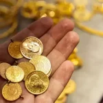 Altın Fiyatları ABD İstihdam Verilerine Bağlı Olarak Değişimler Gösteriyor

<p>Altın fiyatları, zayıf gelen ABD istihdam verileri ve petrol fiyatlarındaki düşüşün desteğiyle perşembe günü yukarı yönlü hareket etti. Yatırımcıların odağı ise Fed’in faiz politikasına ilişkin sinyal verebilecek ABD tarım dışı istihdam verisine çevrildi. Bu durum, altın fiyatlarının gelecekteki方向ünü belirlemede önemli bir rol oynuyor.</p>

<h2>Altın Fiyatlarının Değişimi</h2>
<p>Spot altın yüzde 0,7 artarak ons başına 4.057,92 dolara çıktı. Önceki seansta 23 Haziran’dan bu yana en yüksek seviyesini test eden altın, ağustos vadeli ABD altın kontratlarında ise yüzde 0,3 düşüşle 4.070,10 dolardan işlem gördü. Altın, çarşamba günü yedi ayı aşkın sürenin en düşük seviyelerine yaklaşmasının ardından, beklentilerin altında kalan özel sektör istihdam verilerinin etkisiyle günü 4.029,89 dolardan yükselişle kapattı.</p>

<h3>Zayıf İstihdam Sinyali Altın Fiyatlarını Destekledi</h3>
<p>ABC Refinery Kurumsal Piyasalar Küresel Başkanı Nicholas Frappell, piyasada aşağı yönlü pozisyon alma konusunda temkinli bir görünüm bulunduğunu belirterek, “Fiyatlarda aşağı yönlü denemeler hızla alımlarla karşılanıyor” dedi. Frappell, “ADP özel sektör istihdam verisi tahminlerin biraz altında geldi. Bu nedenle bazı yatırımcılar benzer bir görünümün tarım dışı istihdam verisine de yansıyabileceğini düşünüyor ve bu da altındaki yükselişi açıklıyor” ifadelerini kullandı.</p>

<p>ADP Ulusal İstihdam Raporu verilerine göre, ABD özel sektörü haziran ayında 98 bin kişilik istihdam artışı kaydetti. Mayıs ayına ilişkin 122 bin kişilik artış ise revize edilmedi. Ekonomistlerin haziran beklentisi 118 bin kişilik artış yönündeydi. Bu veriler, altın fiyatlarının gelecekteki seyrini anlamak için önemli ipuçları sunuyor.</p>

<h2>Altın Fiyatlarının Geleceği</h2>
<p>Diğer yandan Fed Başkanı Kevin Warsh, son haftalarda enflasyon beklentileri ile enflasyon risklerinde gerileme görüldüğünü ifade etti. Warsh, Fed’in enflasyonu yüzde 2 hedefine çekme konusundaki kararlılığını da yineledi. Bu gelişmeler, altın fiyatlarını direkt olarak etkileyen faktörler arasında yer alıyor.</p>

<p>CME FedWatch verilerine göre piyasalar, Fed’in eylül ayında faiz artırma ihtimalini yaklaşık yüzde 64 seviyesinde fiyatlıyor. Yatırımcılar, Fed’in para politikasına dair daha güçlü sinyaller alabilmek için günün ilerleyen saatlerinde açıklanacak haziran ayı tarım dışı istihdam verisine odaklandı. Petrol fiyatları ise İran ve ABD’nin çarşamba günü Hürmüz Boğazı merkezli dolaylı görüşmeleri tamamlamasının ardından geriledi.</p>

<p>Altın fiyatlarının gelecekteki seyrini belirlemede **enflasyon riskleri**, **faiz oranları** ve **istihdam verileri** gibi faktörler önemli roller oynuyor. Petrol fiyatlarının yüksek seyretmesi ve iş gücü piyasasının güçlü kalması, enflasyonun dirençli olabileceği ve faizlerin daha uzun süre yüksek tutulabileceği endişelerini artırabiliyor.</p>

<h3>Diğer Değerli Metaller</h3>
<p>Diğer değerli metallerde spot gümüş yüzde 1,6 yükselişle ons başına 60,06 dolara çıktı. Platin yüzde 2 artarak 1.607,67 dolara, paladyum ise yüzde 1,4 yükselişle 1.227,13 dolara ulaştı. Bu veriler, global ekonomideki değişimlerin diğer değerli metallere nasıl yansıyabileceğini gösteriyor.</p>

<p>Sonuç olarak, altın fiyatları ve diğer değerli metallerin gelecekteki seyrini anlamak için, **ekonomik veriler**, **fed kararı** ve **global piyasalardaki gelişmeler** gibi faktörleri dikkatle izlemek gerekiyor. Bu şekilde, yatırımcılar ve ekonomi uzmanları, daha doğru analizler ve öngörüler elde edebilirler.</p>