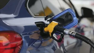 Benzine 1,56 TL Zam Gelecek: 10 Ağustos güncel Akaryakıt Fiyatları

<p>Geçtiğimiz günlerde akaryakıt fiyatlarında hareketlilik beklentiği açıklandı. Son dönemde küresel petrol piyasalarında yaşanan dalgalanmalar ve Brent petrol fiyatındaki değişimler benzin fiyatlarına da yansımaya devam ediyor. Sektör kaynaklarından alınan bilgilere göre, benzinin litre fiyatına **1,56 TL zam** yapılacak. Bu aumento, doğrudan pompa fiyatlarına yansıyacak.</p>

<h2>Benzine Ne Kadar Zam Gelecek?</h2>
<p>Sürücülerin merak ettiği “Benzine ne zaman zam gelecek?”, “Benzin zammı ne kadar?” ve “Zam sonrası benzin kaç TL olacak?” soruları da yanıt buldu. Benzine **1,56 TL** zam yapılması kesinleşti. Yapılacak artış, benzin fiyatlarında yaşanan artışın ardından yeni zamla birlikte litre fiyatının yeniden yükselmesi bekleniyor.</p>

<h3>Benzin Zammı Ne Zaman Uygulanacak?</h3>
<p>Benzine yapılacak **1,56 TL’lik zam**, 10 Ağustos Pazartesi’yi 11 Ağustos Salı’ya bağlayan gece yarısından itibaren geçerli olacak. Böylece sürücüler 11 Ağustos Salı sabahından itibaren akaryakıt istasyonlarında benzini zamlı fiyattan alacak.</p>

<p>10 Ağustos güncel akaryakıt fiyatları kapsamında, İstanbul’da geçerli olan güncel pompa fiyatları benzin için **68,36 TL/litre**, motorin için **80,04 TL/litre**, LPG için ise **33,79 TL/litre** olarak belirlenmiştir. Fiyatlar, istasyon, il ve dağıtım maliyetlerine bağlı olarak farklılık gösterebilmektedir.</p>

<h2>Zam Sonrası Benzin Fiyatı Kaç TL Olacak?</h2>
<p>Benzinin litre fiyatına gelecek **1,56 TL’lik artış** ile, İstanbul’da benzinin yaklaşık **69,92 TL** seviyesine yükselmesi bekleniyor. Anadolu illerinde ise nakliye ve dağıtım maliyetleri nedeniyle fiyatların bölgelere göre farklılık göstermesi ve bazı illerde **70 TL seviyesini aşması** bekleniyor.</p>

<p>Motorin ve LPG’ye zam var mı sorusuna gelince, yeni düzenleme kapsamında şu an için motorin ve LPG fiyatlarına yönelik açıklanan yeni bir zam veya indirim bulunmuyor. Bu nedenle 11 Ağustos Salı günü itibarıyla yapılacak fiyat değişikliğinin benzin grubunda gerçekleşmesi bekleniyor.</p>

<h3>Akaryakıt Fiyatları Neden Değişiyor?</h3>
<p>Benzin ve motorin fiyatları; **Brent petrol fiyatı**, **döviz kuru**, **vergi düzenlemeleri** ve uluslararası petrol piyasalarındaki gelişmeler başta olmak üzere birçok faktörden etkileniyor. Özellikle küresel piyasalarda yaşanan jeopolitik gelişmeler petrol fiyatlarında dalgalanmaya neden olurken, bu hareketlilik Türkiye’deki akaryakıt fiyatlarına da yansıyabiliyor.</p>

<p>Benzine **1,56 TL’lik zam** 11 Ağustos Salı günü itibarıyla pompaya yansıyacak. Sürücülerin zamlı fiyatları 11 Ağustos sabahından itibaren istasyon tabelalarında görmesi bekleniyor. Bu gelişmeler, akaryakıt fiyatlarının neden ve nasıl değiştiğini açıklamaya yönelik olarak önemlidir.</p>